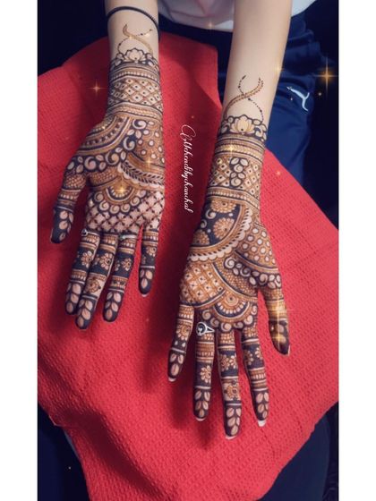 The front view of the same design, with intricate patterns filling the palms. The contrast between the front and back is a popular trend.