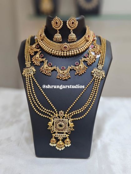 I love the unique design of this bridal set, with its crescent-shaped motifs and layered long chain. It’s a perfect blend of tradition and style.