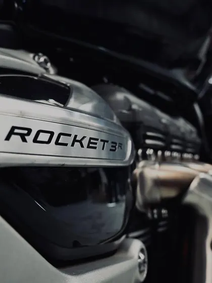 The Rocket 3R badge on the engine.
