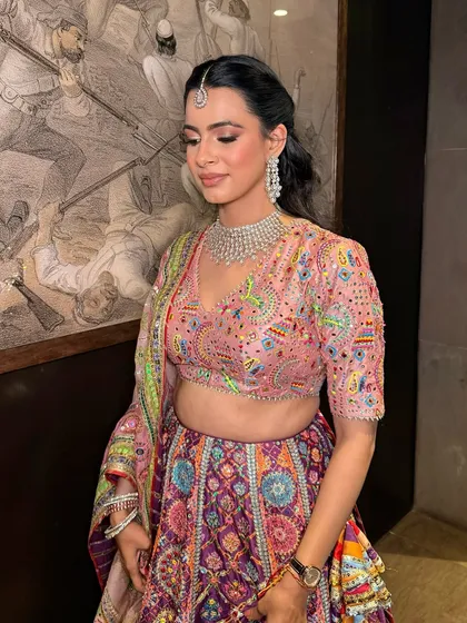Priyanka stunning in this radiant skin, defined eyes, and a soft peachy pout. A colorful lehenga calls for a fresh, glowing makeup look, perfectly balanced to let the outfit shine.