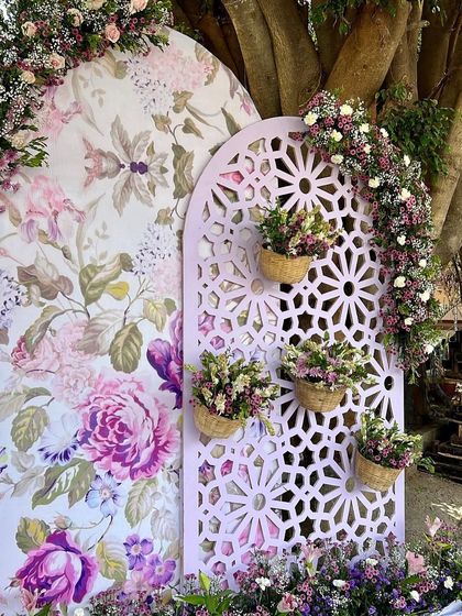 Absolutely in love with the details of this pastel setup. The combination of the floral print backdrop and the intricate jaali-work panel created a beautiful, layered look.