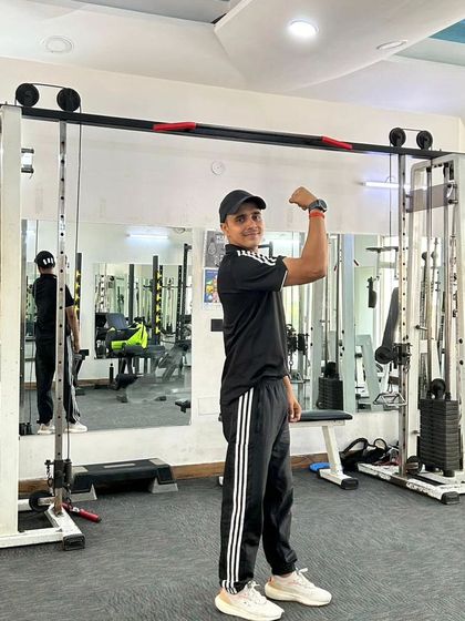 A side flex, showing the results of consistent training.