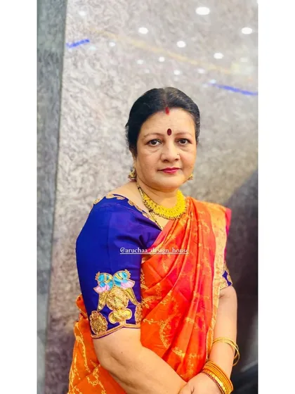 Art you can wear. This client is wearing a custom blouse featuring a hand-painted Tanjore art motif on the sleeve, a unique way to weave traditional Indian art into your wardrobe.