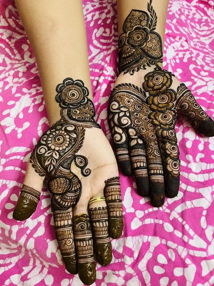Here you can see two different but complementary Indo-Arabic designs. This is a great option for someone who wants a unique look on each hand while maintaining a cohesive style.