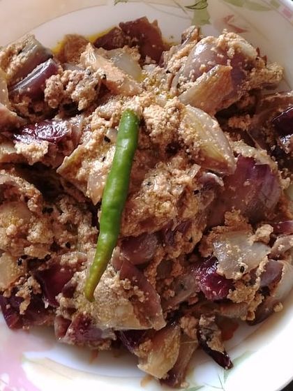 Peyaaj Posto, a simple but delicious preparation where large cubes of onion are cooked in a poppy seed paste. We Bengalis love our 'posto' and this is one of the many ways we enjoy it.