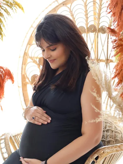 Classic maternity, redefined. A simple black dress against the natural textures of the boho set creates a modern, chic, and timeless portrait.