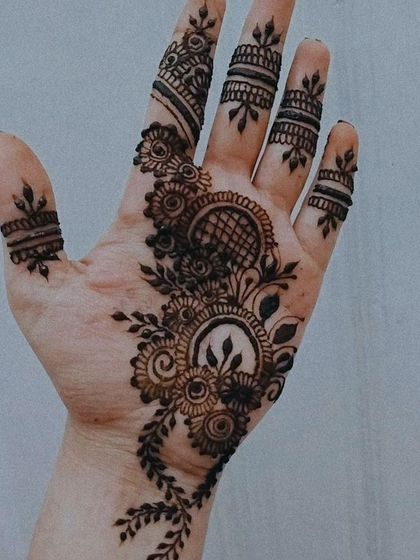 A delicate Arabic-style vine that trails along the side of the hand. This is a beautiful example of a simple "bail" design, perfect for an elegant, understated look.