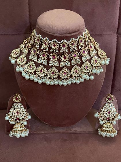 Another view of the beautiful red and pearl kundan choker set.