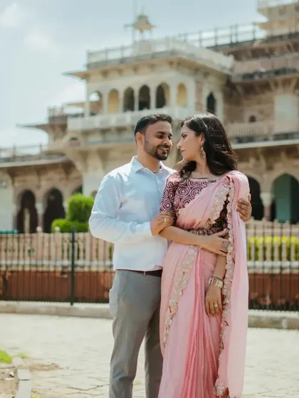A candid walking shot, capturing a natural interaction in front of Albert Hall. I encourage couples to walk and talk, which helps in capturing genuine, unposed moments.