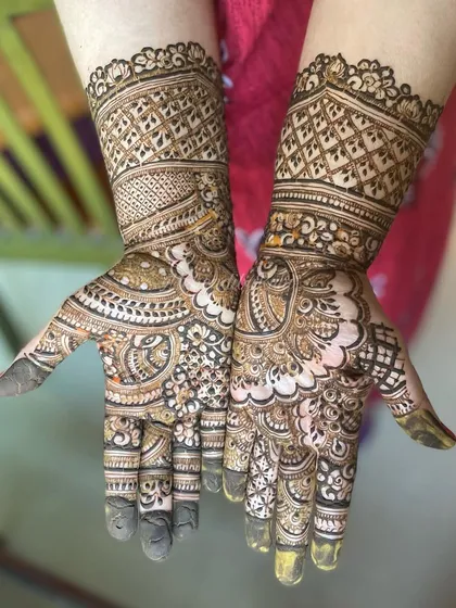 This design is a great example of party henna. It has the richness of a bridal pattern on the palms but only extends to the wrist, offering a beautiful yet less heavy look.