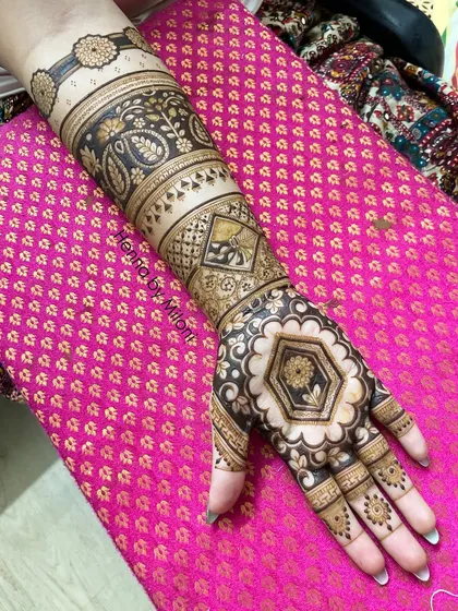 A full-arm design with a variety of traditional patterns. The paisley and floral bands create a beautiful and intricate look.