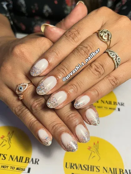 This timeless look features a soft milky white base with a cascading silver glitter ombré from the tips. It's an effortlessly glamorous design that feels like stardust on your fingertips.