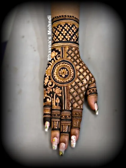 A bold and beautiful design with a central lotus medallion and a mix of jaali and floral patterns. The contrast makes it very striking.