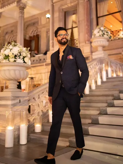A classic, sharp black suit for a grand reception in Istanbul. This look is all about timeless elegance.