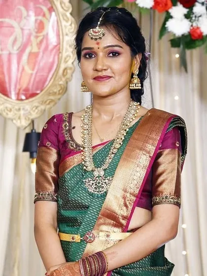 This was a natural look for Deepu's engagement, as requested. I used earthy tones to create a subtle yet beautiful finish.
