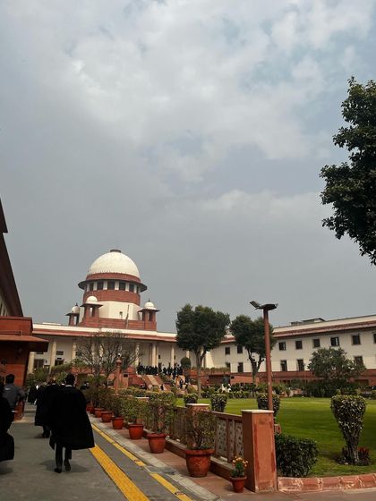 The Supreme Court building on a cloudy day, a place that represents the immense responsibility and privilege of my work. Each visit renews my purpose as a lawyer.
