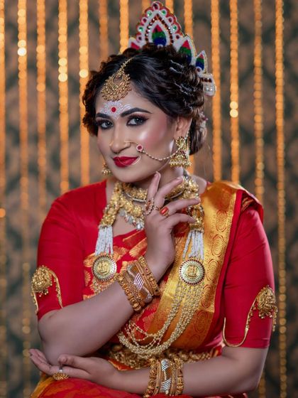 A confident and classic portrait of our Bengali bridal look, complete with all the traditional accessories available for rent.