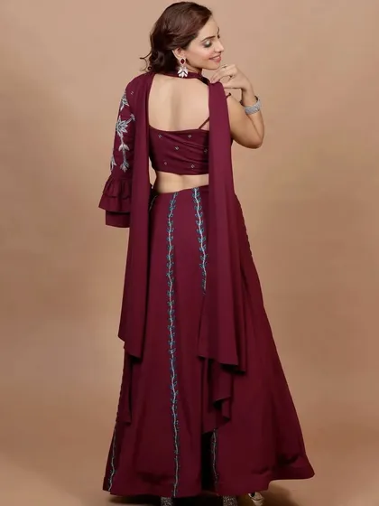 The back of this indo-western blouse features a stylish cut-out, adding an element of surprise to this chic and modern outfit.