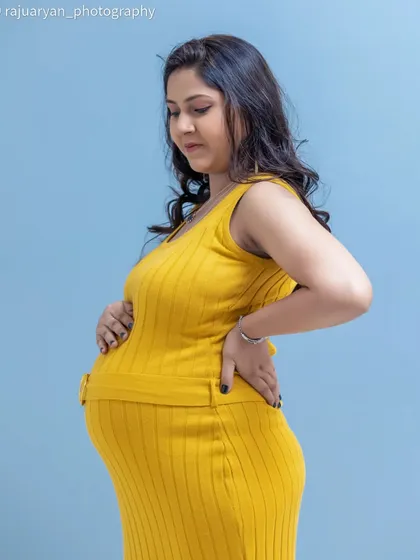 A solo portrait is a must have to celebrate the mother-to-be. In my studio, we can create these classic, vibrant images that beautifully highlight the baby bump and the serene confidence of motherhood against a simple, clean backdrop.