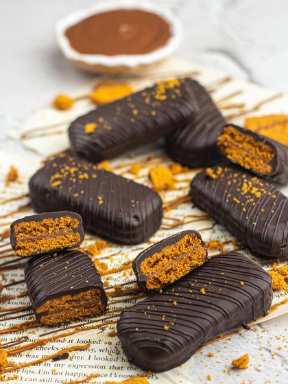 This Nutella and Biscoff combo is a dream come true. The crunchy, spiced Biscoff pairs perfectly with the creamy chocolate hazelnut spread.