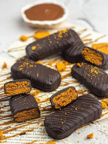 This Nutella and Biscoff combo is a dream come true. The crunchy, spiced Biscoff pairs perfectly with the creamy chocolate hazelnut spread.