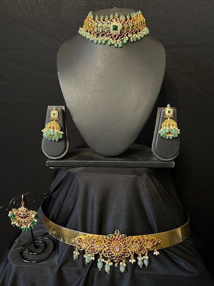 This rental set includes a beautiful kemp stone choker, matching jhumkas, a maang tikka, and a simple vaddanam. It's a great combo for a bridesmaid or for a smaller function.