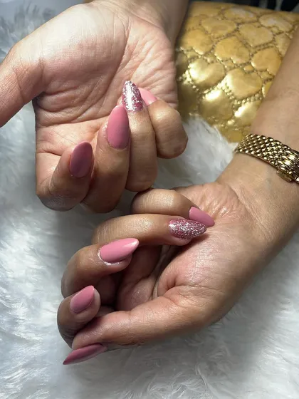 A different angle of the pink and glitter temporary extensions. The almond shape is very elegant, and the glitter nail adds the perfect amount of sparkle.