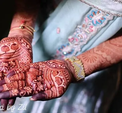 The final result is what matters most. I am obsessed with achieving that perfect, deep reddish-brown stain that every bride dreams of. This is the result of using all-natural henna and proper aftercare.