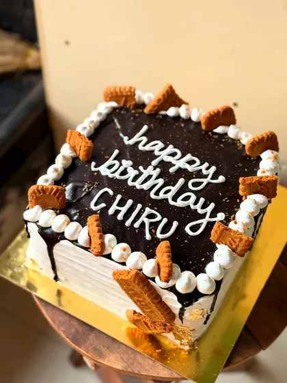 A 2kg square cake in the popular Lotus Biscoff flavor, with a chocolate drip and Biscoff cookie border.
