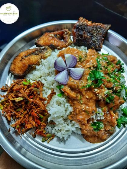 A simple yet delicious platter of fried fish, yongchak eromba (stink bean chutney), and yongchak singju. A favorite combination for many.