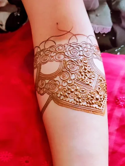 An elegant armband design, perfect for someone who wants a touch of henna without full coverage.