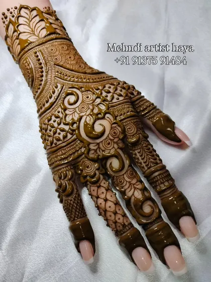 A close-up view that highlights the 3D effect of the paisley swirls. This is achieved by layering the henna paste carefully.