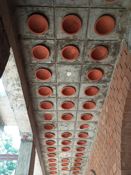 A filler slab ceiling under construction at 'FM-177'. Using terracotta pots as fillers reduces the amount of concrete needed, making the slab lighter and more eco-friendly.
