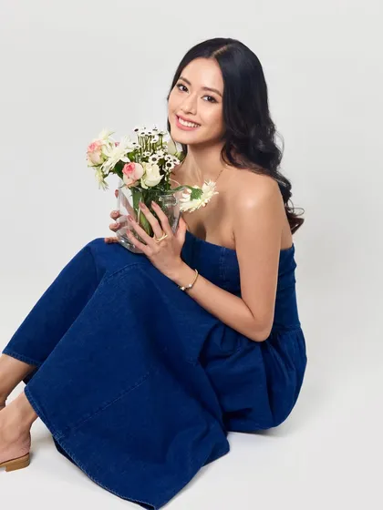 This look is all about fresh, commercial beauty. I used minimal makeup to create a radiant, 'lit-from-within' glow, perfect for lifestyle brands that want a relatable and approachable feel for their campaigns.