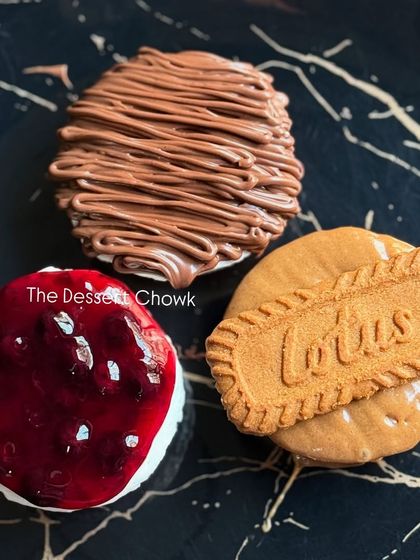 My mini no-bake cheesecakes are perfect for parties and events. Here you can see the variety I offer: Nutella, Lotus Biscoff, and a fresh berry topping.