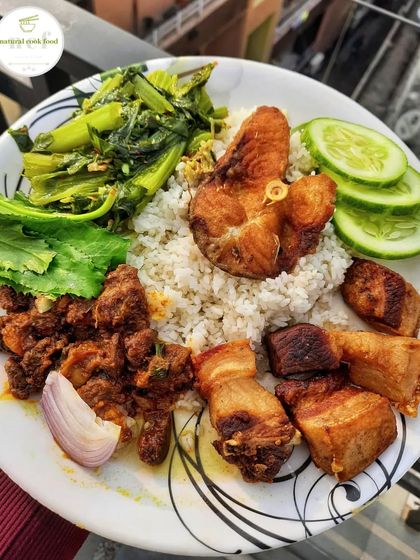 A perfect combination plate with crispy fried pork, mustard leaves kangsoi, liver and gizzard stir fry, and fried fish.