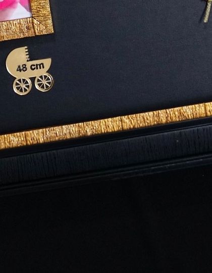 More of the little details that make each frame special. These charms capture the baby's birth weight and length, ensuring these important facts are preserved along with the casts.