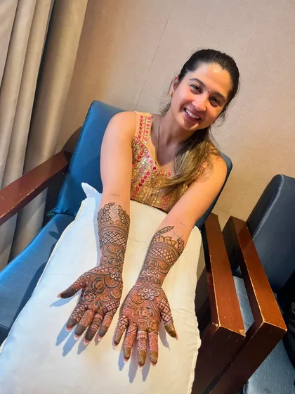 The happy bride showing off her complete bridal mehndi.