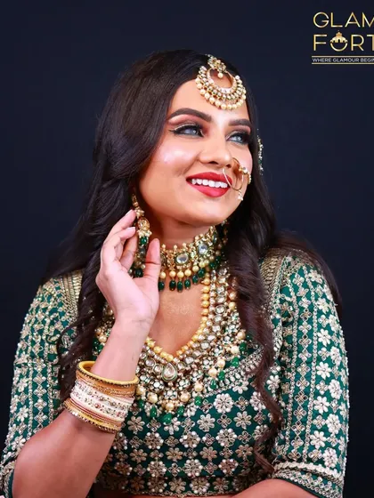 For a Walima or reception, a soft glam look is often the perfect choice. Here, I've created an elegant look with a focus on luminous skin, sparkling eyes, and a beautiful smile, ensuring the bride looks fresh and radiant all evening.