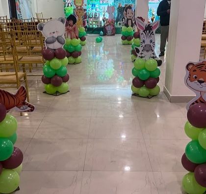 The walkway of the jungle safari party, lined with balloon pillars topped with animal character cutouts.