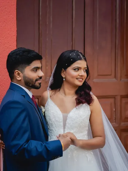 A close-up of the couple, showing the bride's beautiful makeup and hair. The pearl details in her hair add a modern and chic touch to her classic bridal look.