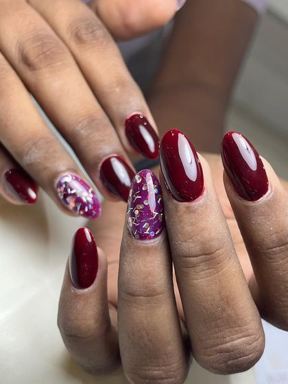 Another view of the wine-red and glitter nail set. This combination is perfect for festive occasions or for anyone who loves a bold, rich color.