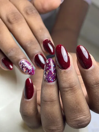Another view of the wine-red and glitter nail set. This combination is perfect for festive occasions or for anyone who loves a bold, rich color.