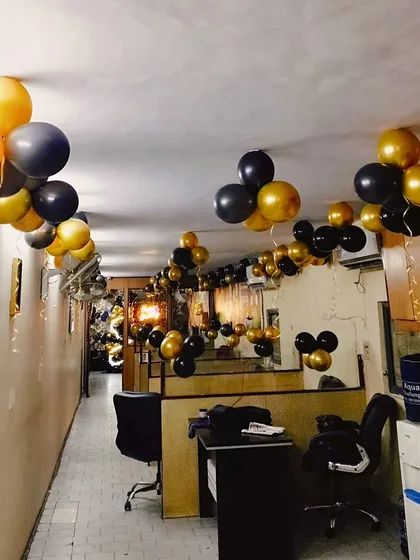 Transforming the office into a celebration zone. We used classic black and gold balloon bunches to add a festive and sophisticated touch to this corporate party, making sure the team celebrates in style.
