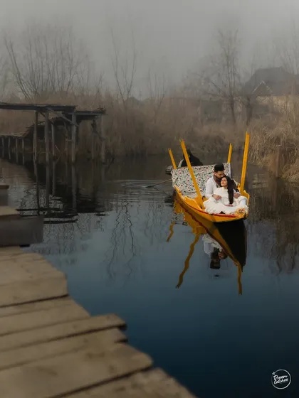 A quiet moment on Dal Lake. We believe your love story deserves a backdrop as serene and beautiful as your connection. This pre-wedding shoot in Kashmir was all about capturing the peaceful, poetic romance of the couple against the misty waters.