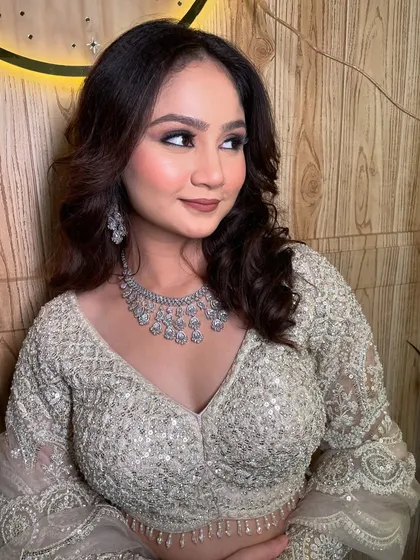 Embrace the beauty of subtle elegance. This look is all about being perfectly radiant and effortlessly you.