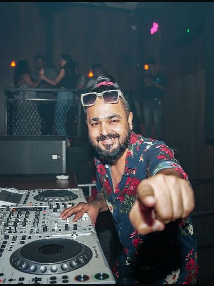 Pointing at the camera, inviting you to the party at Hydra.