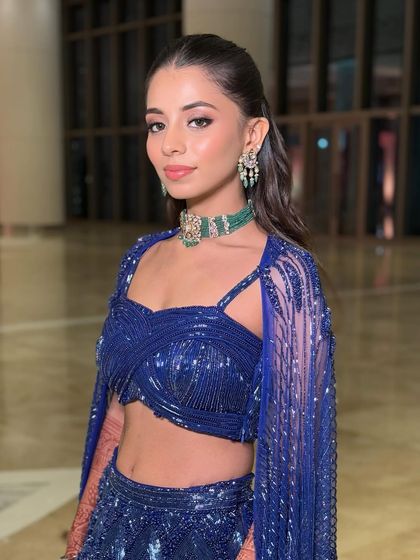 A direct portrait that captures the essence of this clean glamour look, with perfectly blended eyeshadow and a radiant complexion.