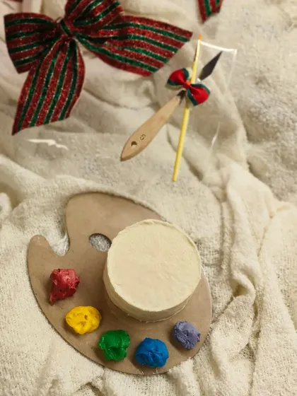 The Paint-Your-Own Cake kit, presented as an art palette. The mini vanilla cake serves as the canvas, with dollops of colourful buttercream ready for you to unleash your creativity.
