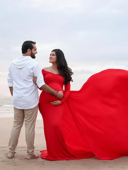 For the mama-to-be who wants to feel like a queen. This dramatic beach maternity session captures the power and beauty of pregnancy against the epic backdrop of the sea. A truly unforgettable portrait.